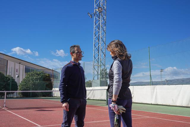 Ontinyent instala 12 nuevos proyectores inteligentes en el polideportivo 