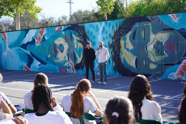 El mural de "Ruk" recibe a estudiantes de Bachillerato y ESO