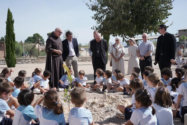 Mons. Enrique Benavent bendice la exposición “Los Guardianes de la Tumba de Cristo”