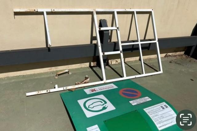 El PSOE critica el desmantelamiento de los puntos de recarga de coches