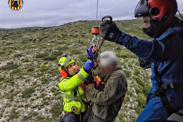 Rescatan en helicóptero a un cazador en Ontinyent