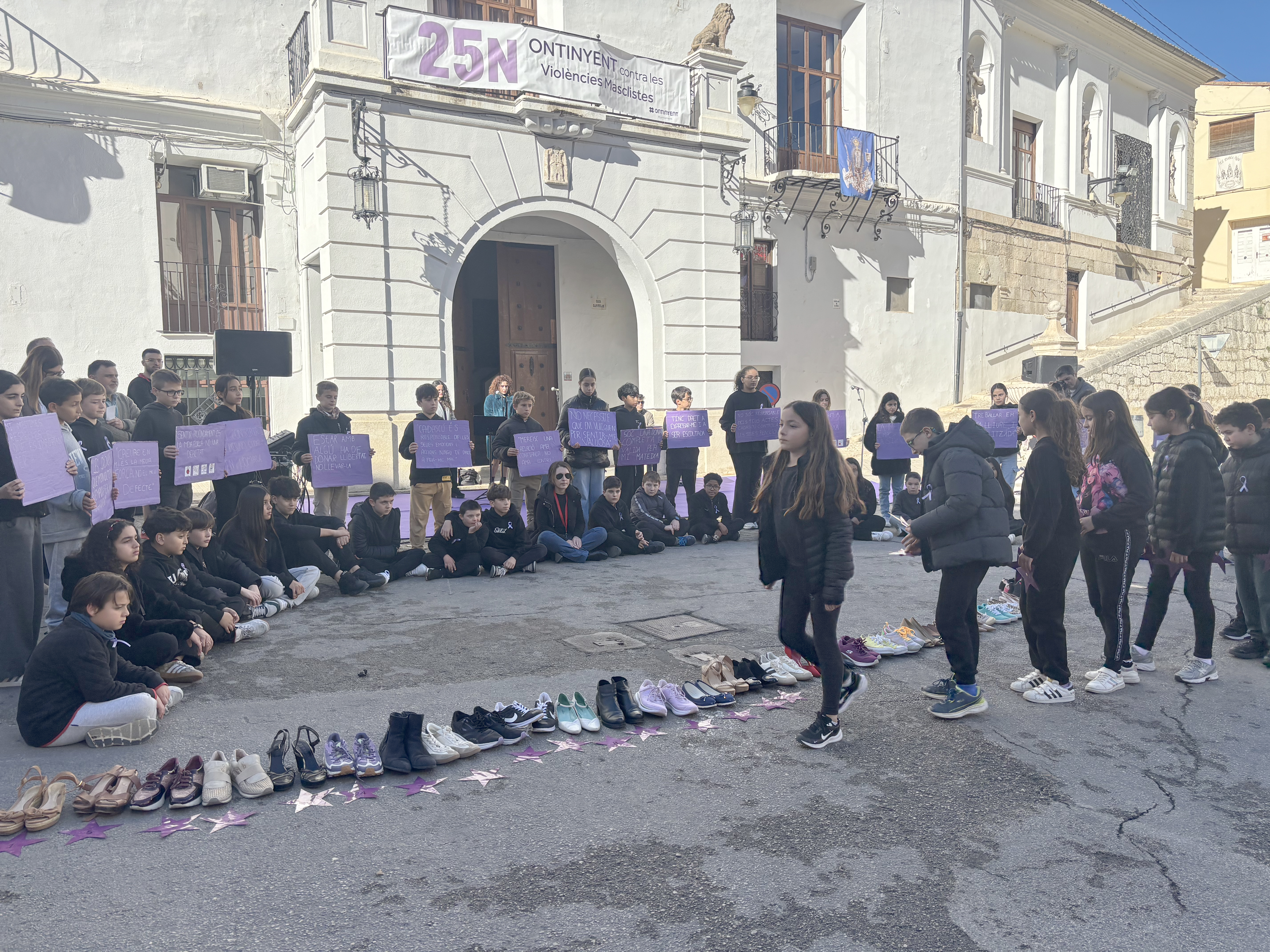 Ontinyent celebra el acto central del 25N en la plaza del Ayuntamiento