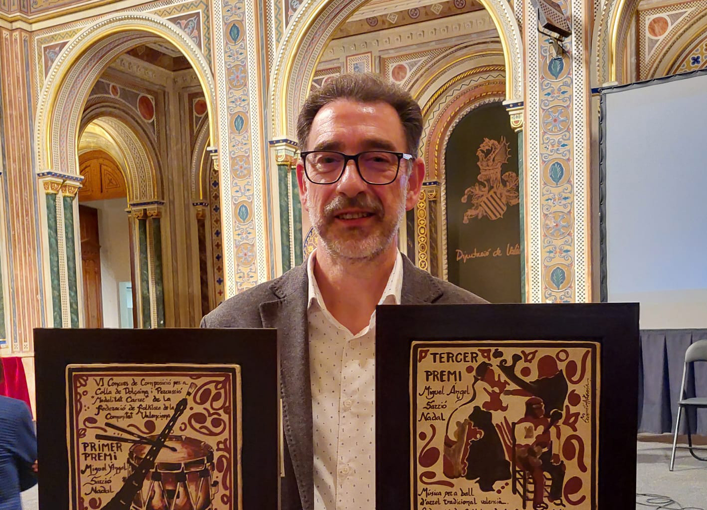 Miguel A. Sarrió, con los dos premios logrados