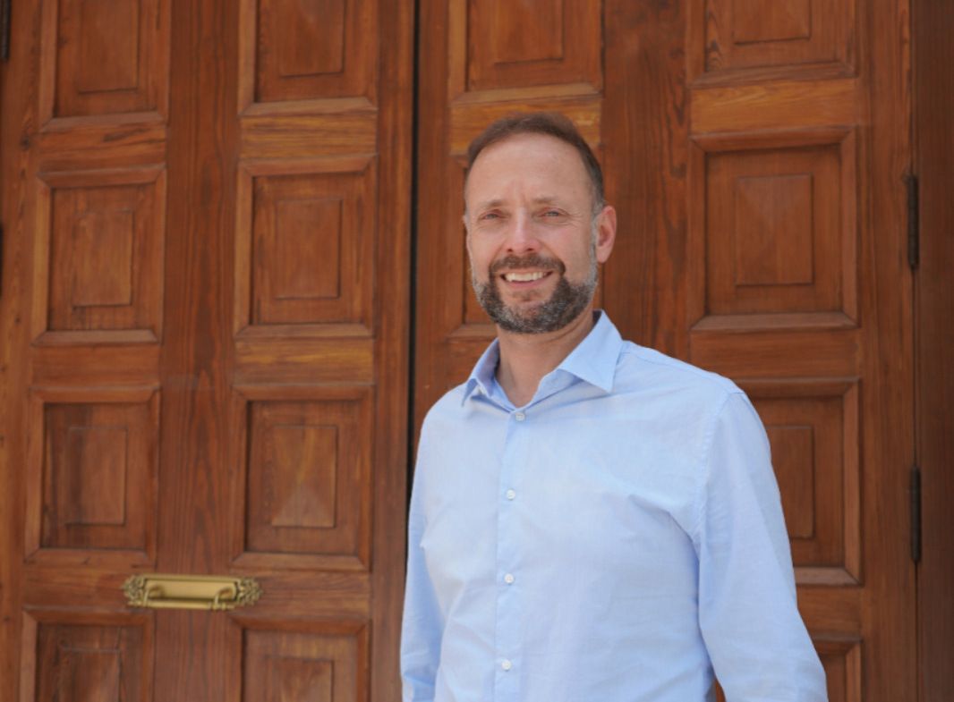 Àlex Borrel, concejal de Cultura, en la entrada del Teatre Echegaray