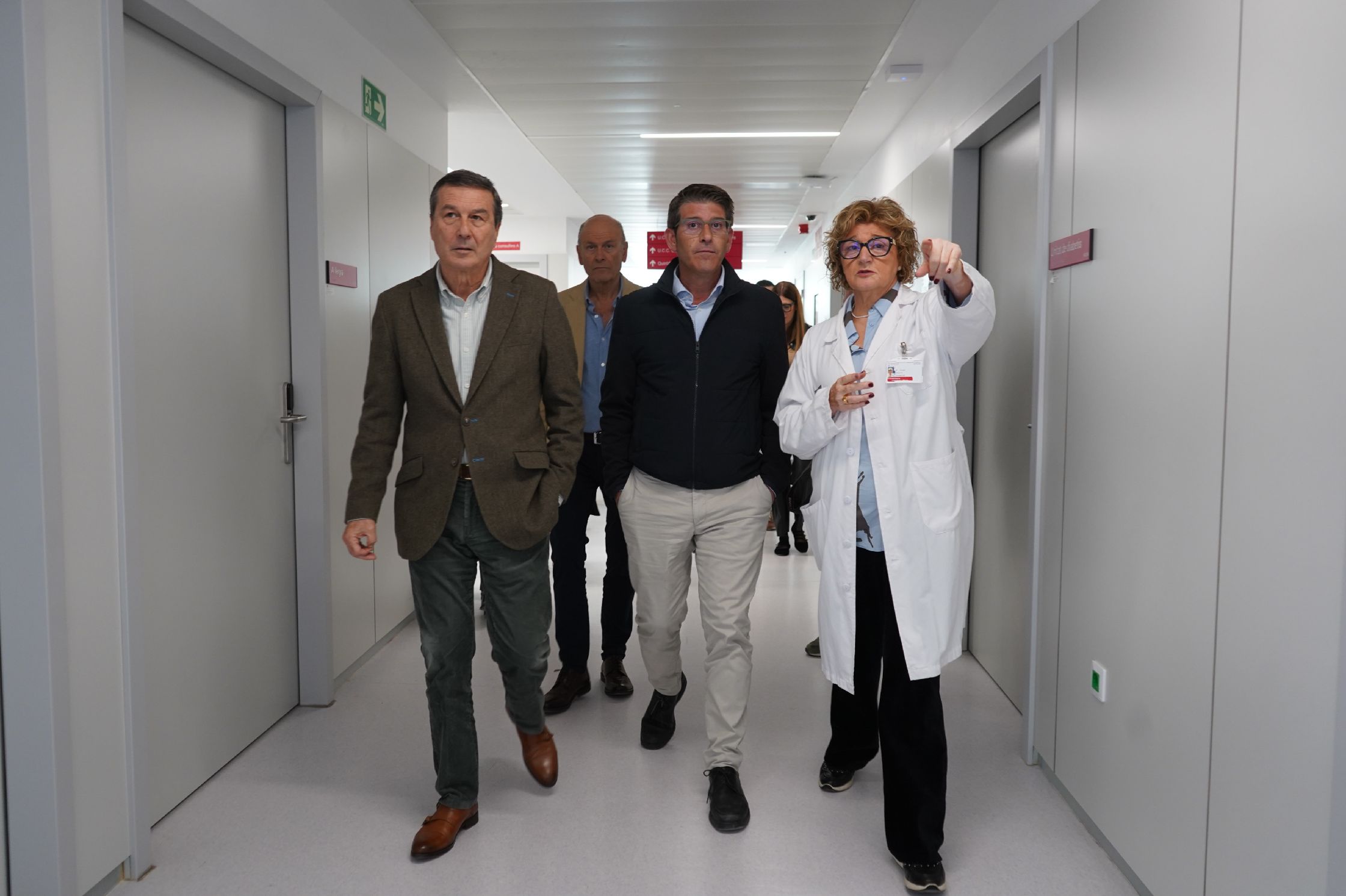 Marciano Gómez visita el Hospital de Ontinyent junto con el alcalde Jorge Rodríguez. 