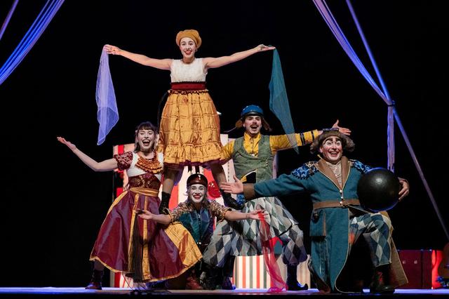 Ontinyent apel·la a la pau en la inauguració del Festival de Circ i Teatre 