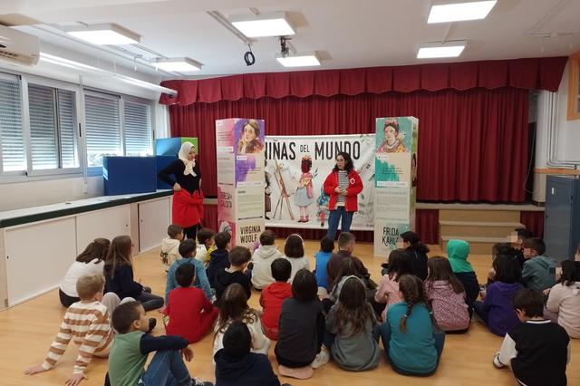 450 escolares de Ontinyent visitan la exposición “Niñas del mundo”