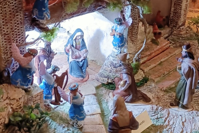 El Betlem de l'ontinyentí Rafa Donat ja lluïx en la parròquia de Santa María