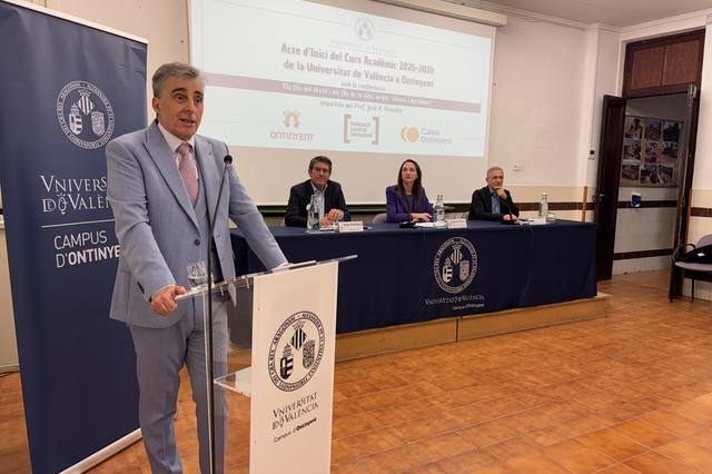 José R. Penadés inaugura el curso universitario en Ontinyent