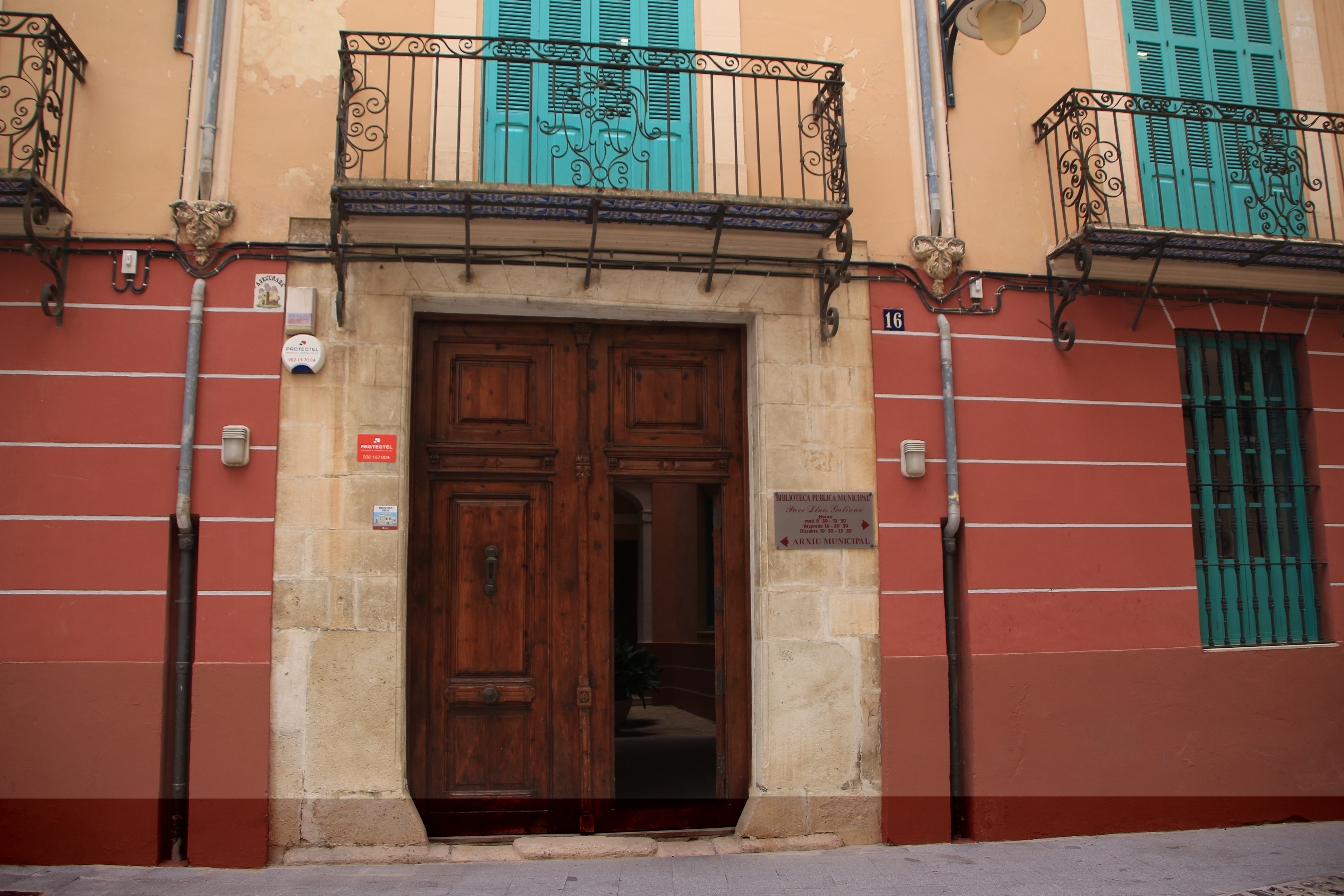 Entrada a l'arxiu municipal d'Ontinyent