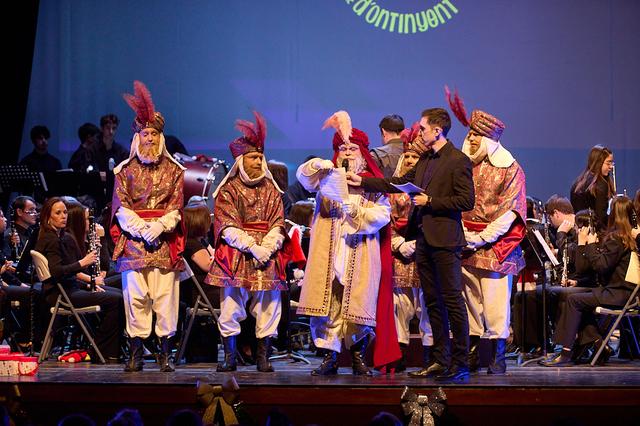 Ontinyent llena el Echegaray en el concierto de la Unió dedicado al Polar Express