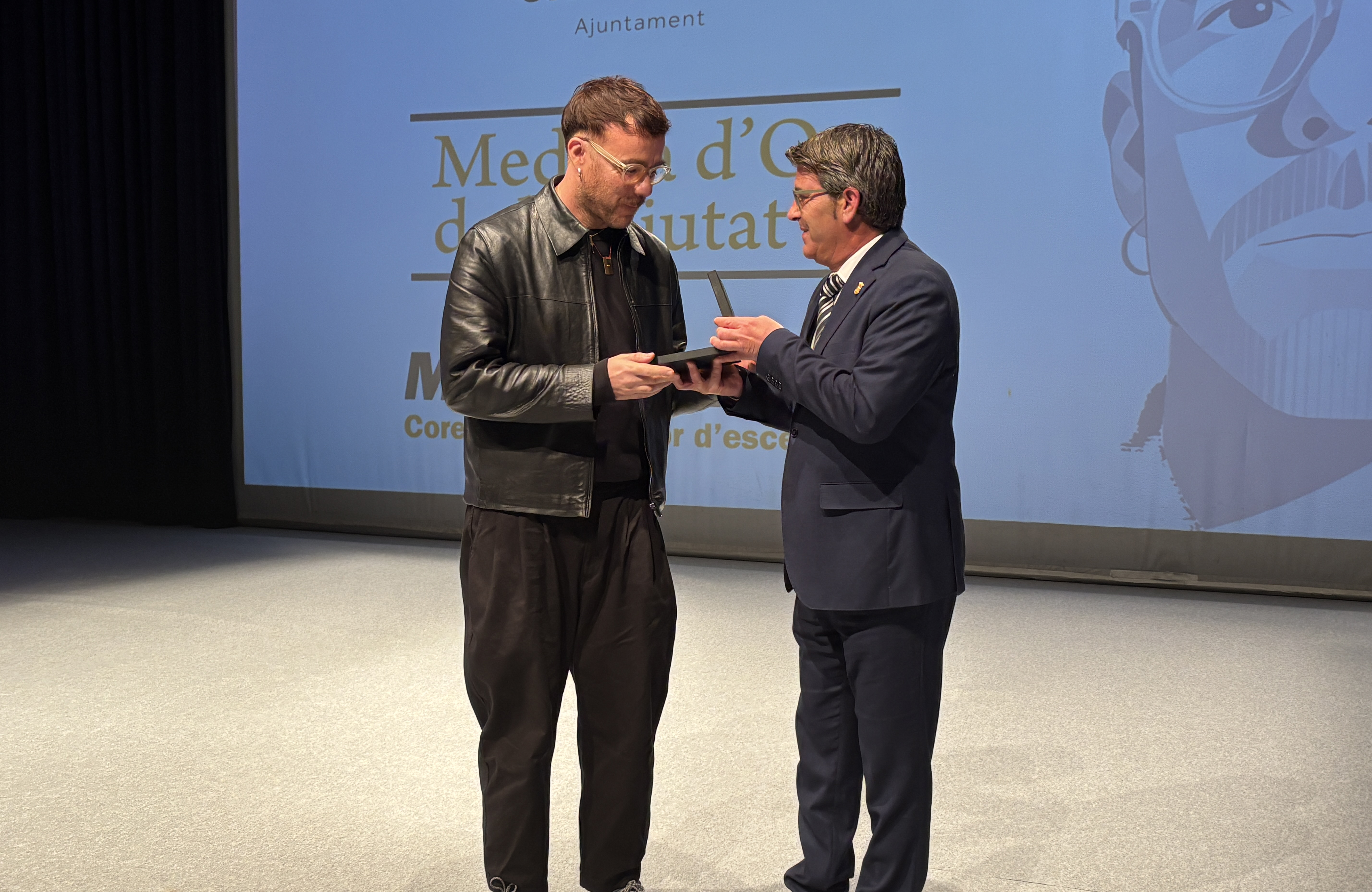 Marcos Morau recibe la medalla de oro de Ontinyent de manos del alcalde