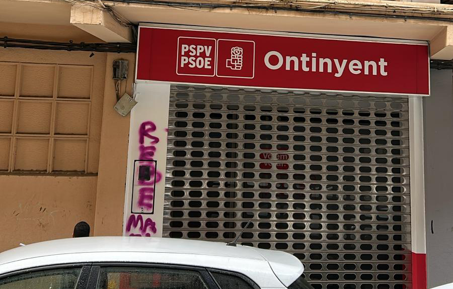 Pintadas en la sede del PSOE de Ontinyent