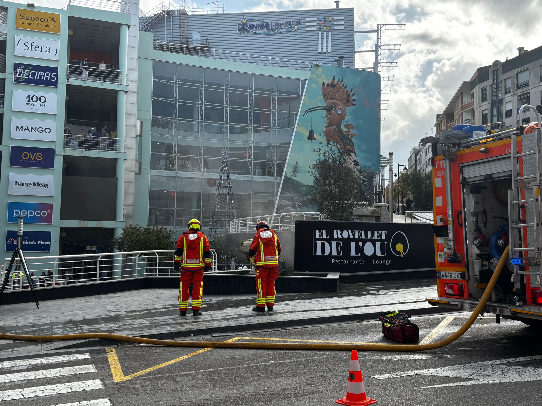 Bombers, treballant en l'extinció de l'incendi