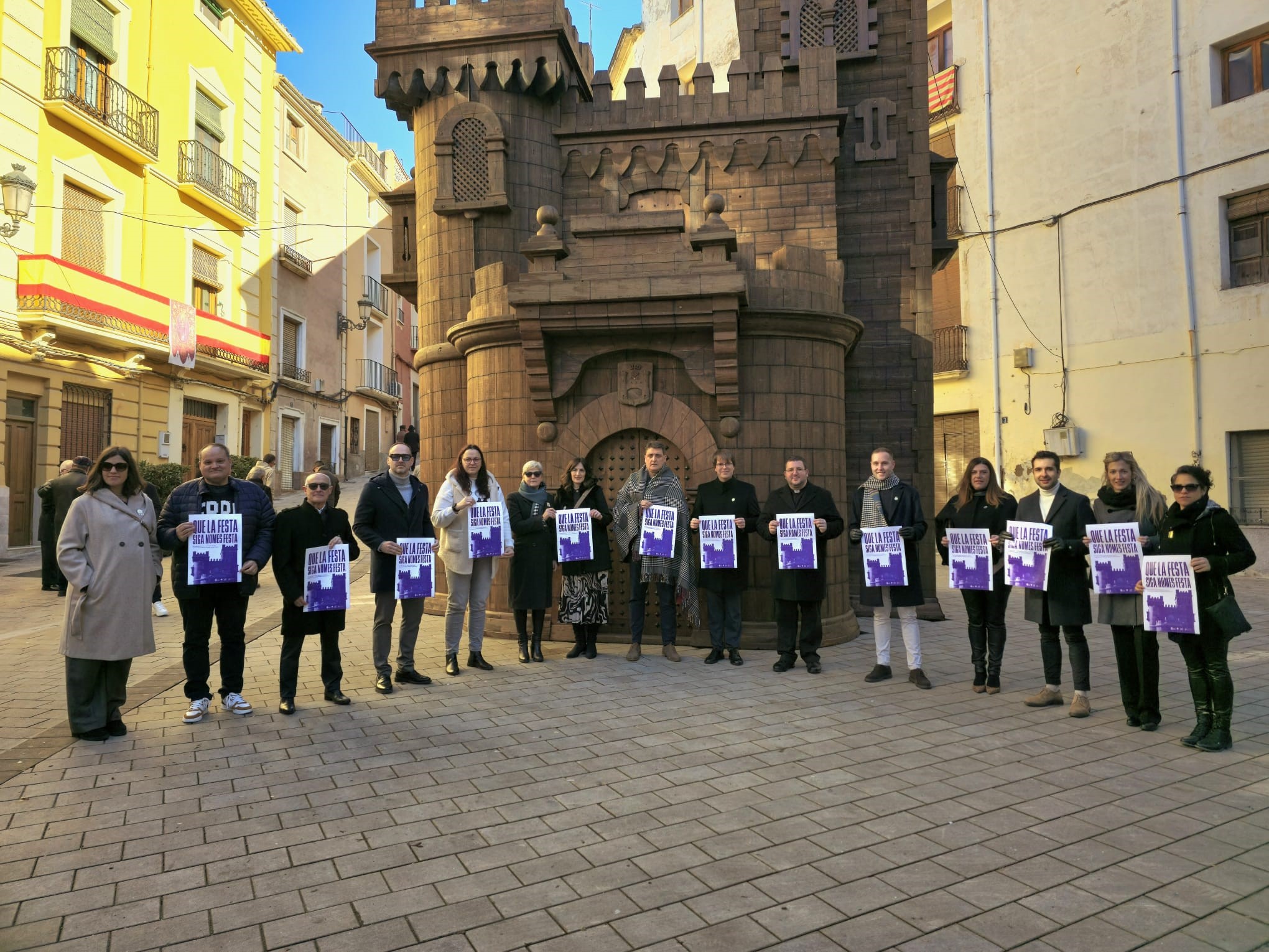 Miembros de la Asociación de Fiestas y el Ayuntamiento de Bocairent con carteles de la campaña