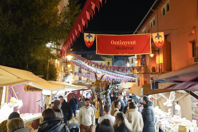 Ontinyent Medieval se sobrepone a la lluvia para atraer a miles de visitantes