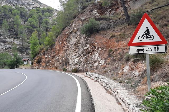 Instalan en Ontinyent nuevas señales de aviso de paso de ciclistas