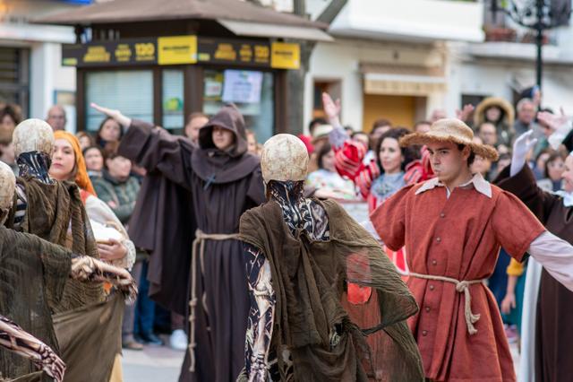 La Danza Macabra llena de público las calles de Ontinyent
