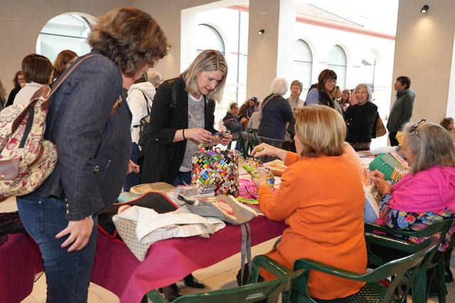 Ontinyent ensalza el papel de las mujeres a los trabajos textiles tradicionales