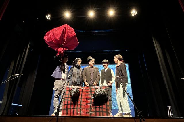 Alumnos del Jaume I representan "La vuelta al mundo en 80 días"