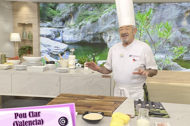 Karlos Arguiñano cocina con el Pou Clar de fondo