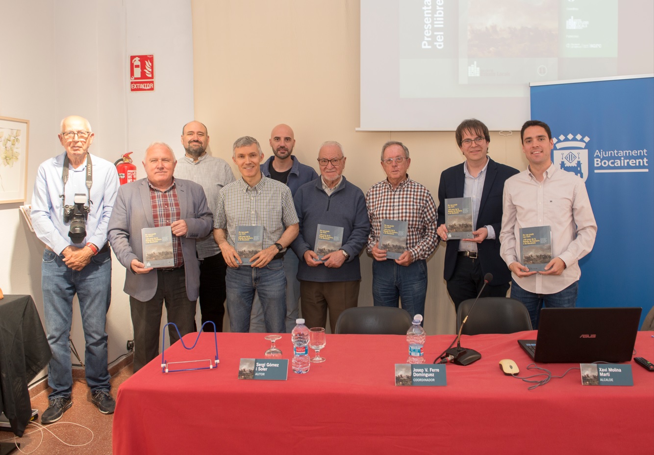 Els autors del llibre i l'alcalde de Bocairent