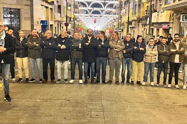 Els càrrecs de les Festes d'Ontinyent desfilen en Alcoi