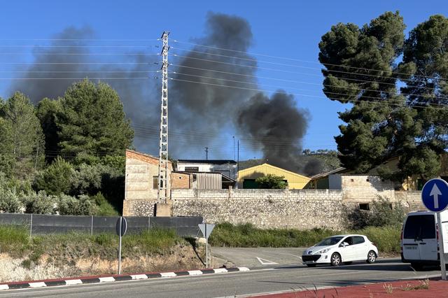 Incendi a una nau industrial a Ontinyent