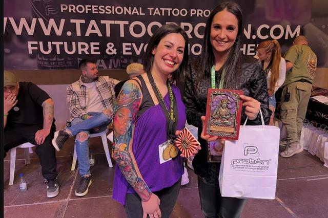 Doble premi per a la tatuadora ontinyentina Eva Ferrero a Múrcia