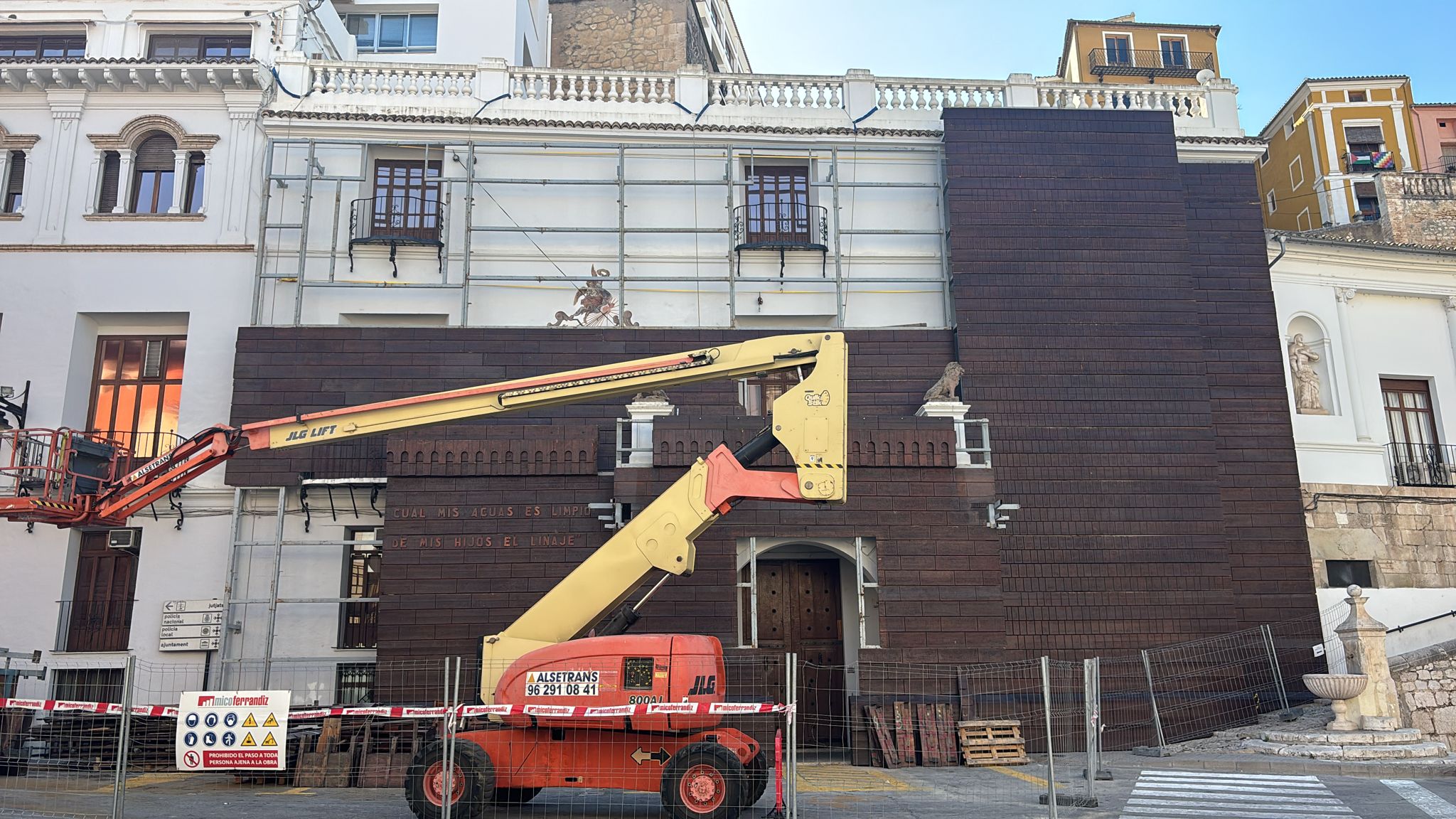 Treballs per muntar el castell de Festes