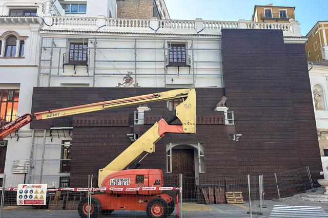 Ontinyent comença a muntar el castell de Festes