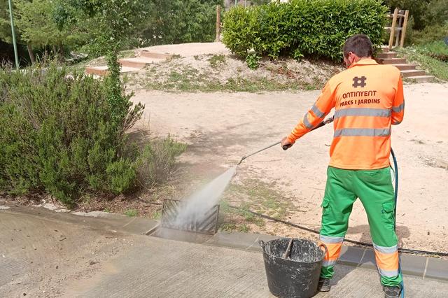 Ontinyent inicia una limpieza intensiva en los parques y jardines municipales