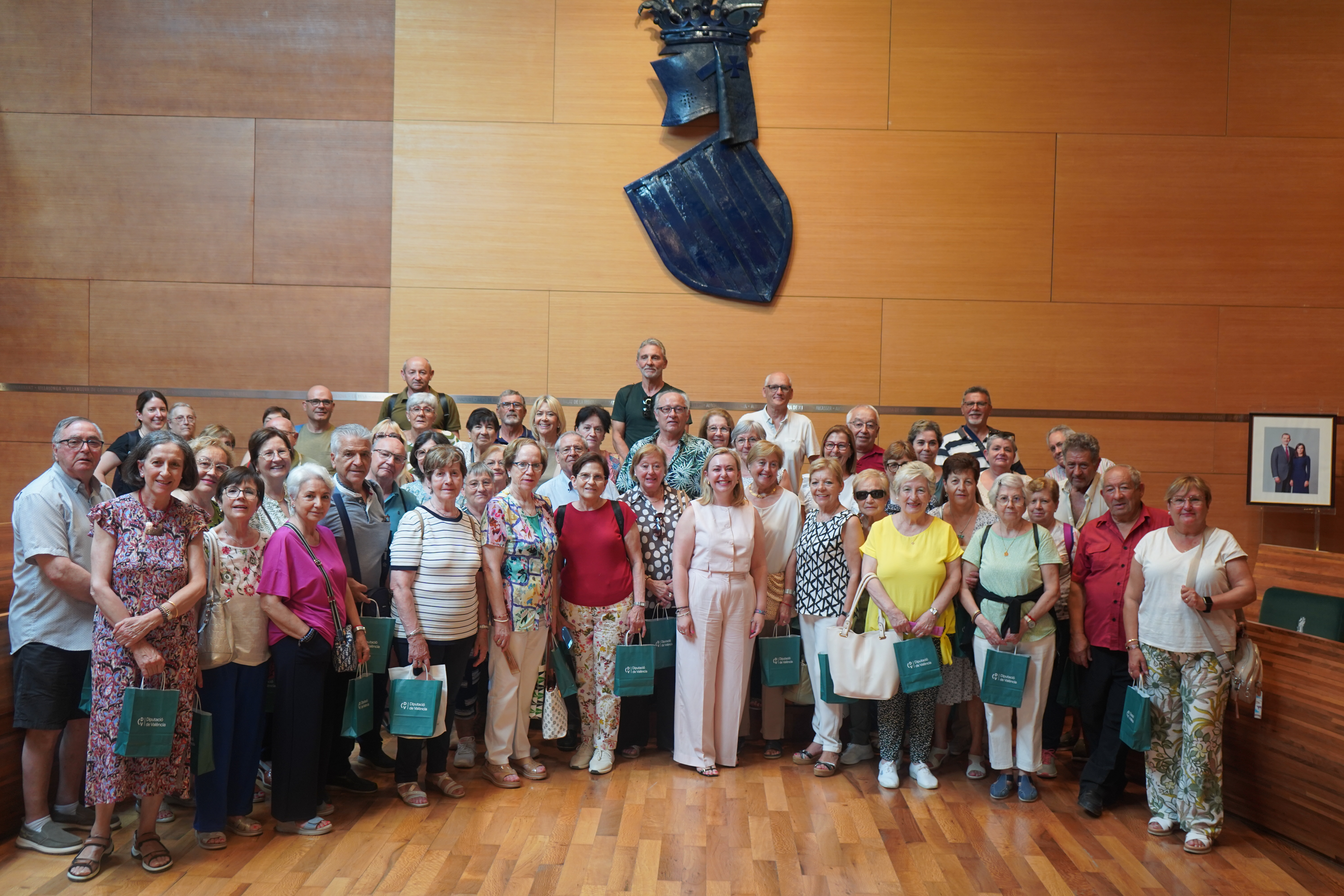 Visita d'ontinyentins a la Diputació