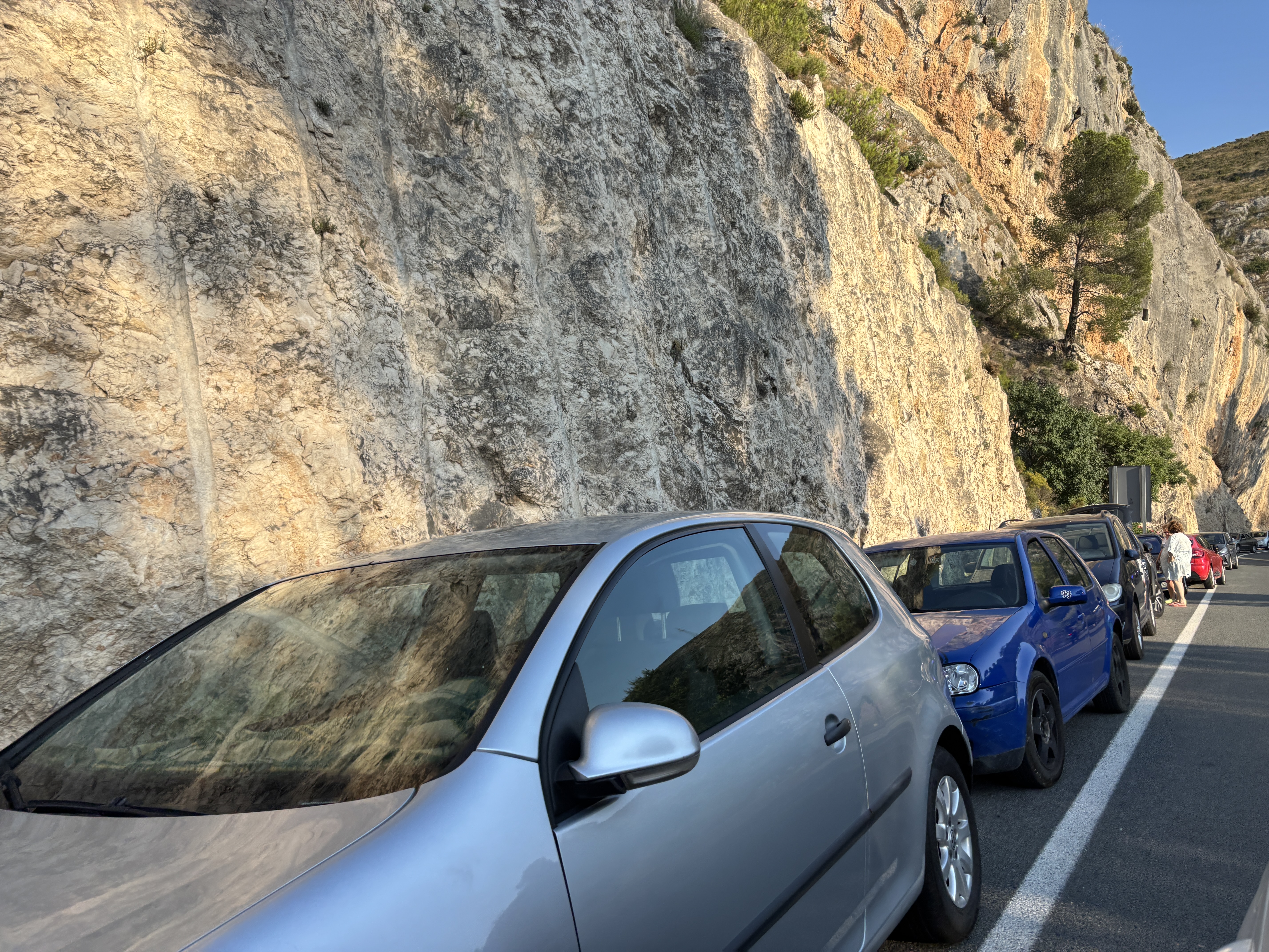 Coches mal aparcados cerca del Pou Clar