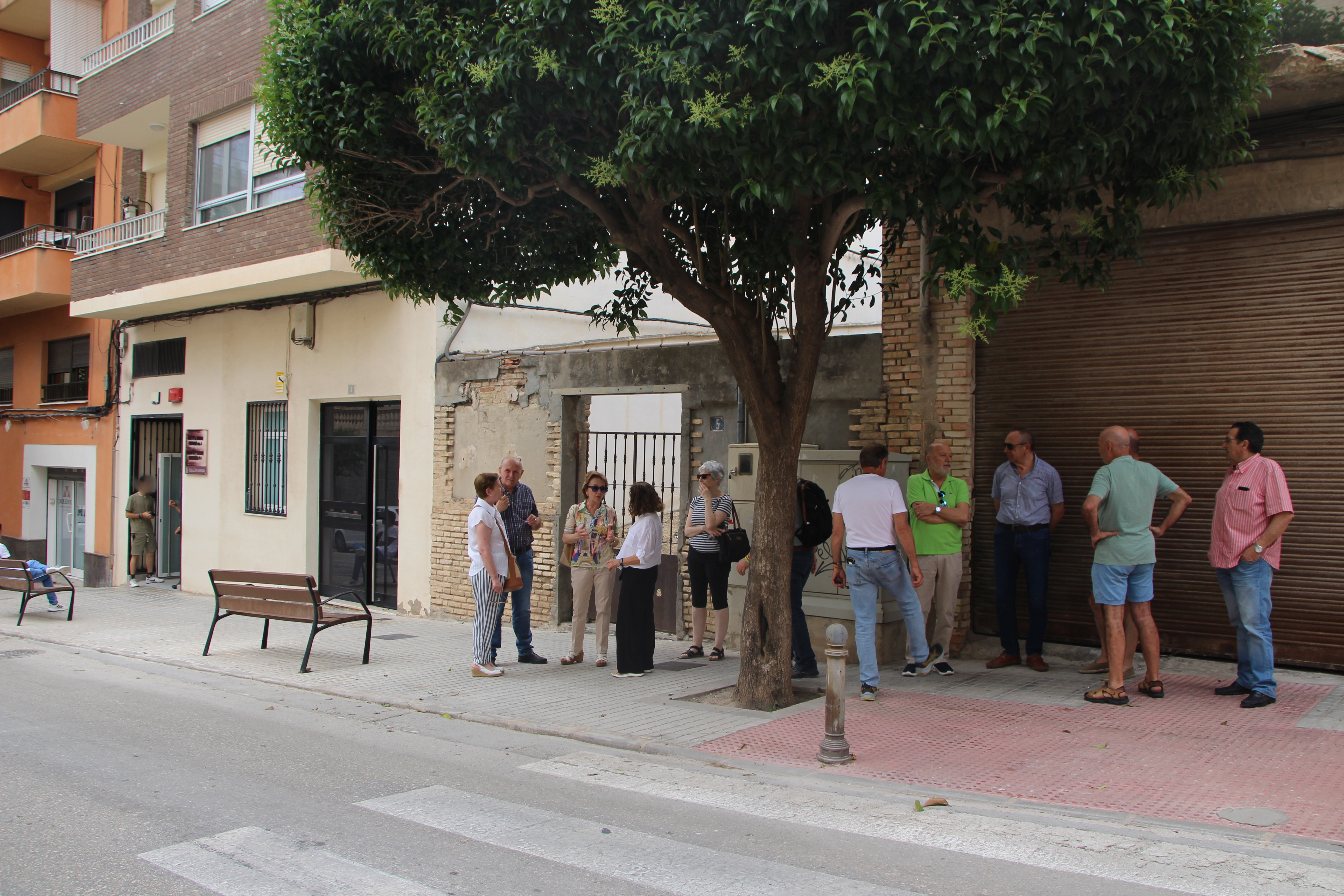 Un grup de persones s'ha congregat per donar suport al jutges