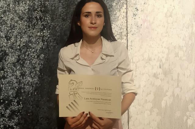Lara Avetisyan, IES Jaume I Ontinyent, rep el premi de dibuix del CVC