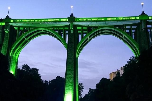 Ontinyent ilumina el puente de Santa María para visualizar las enfermedades FSHD y ELA