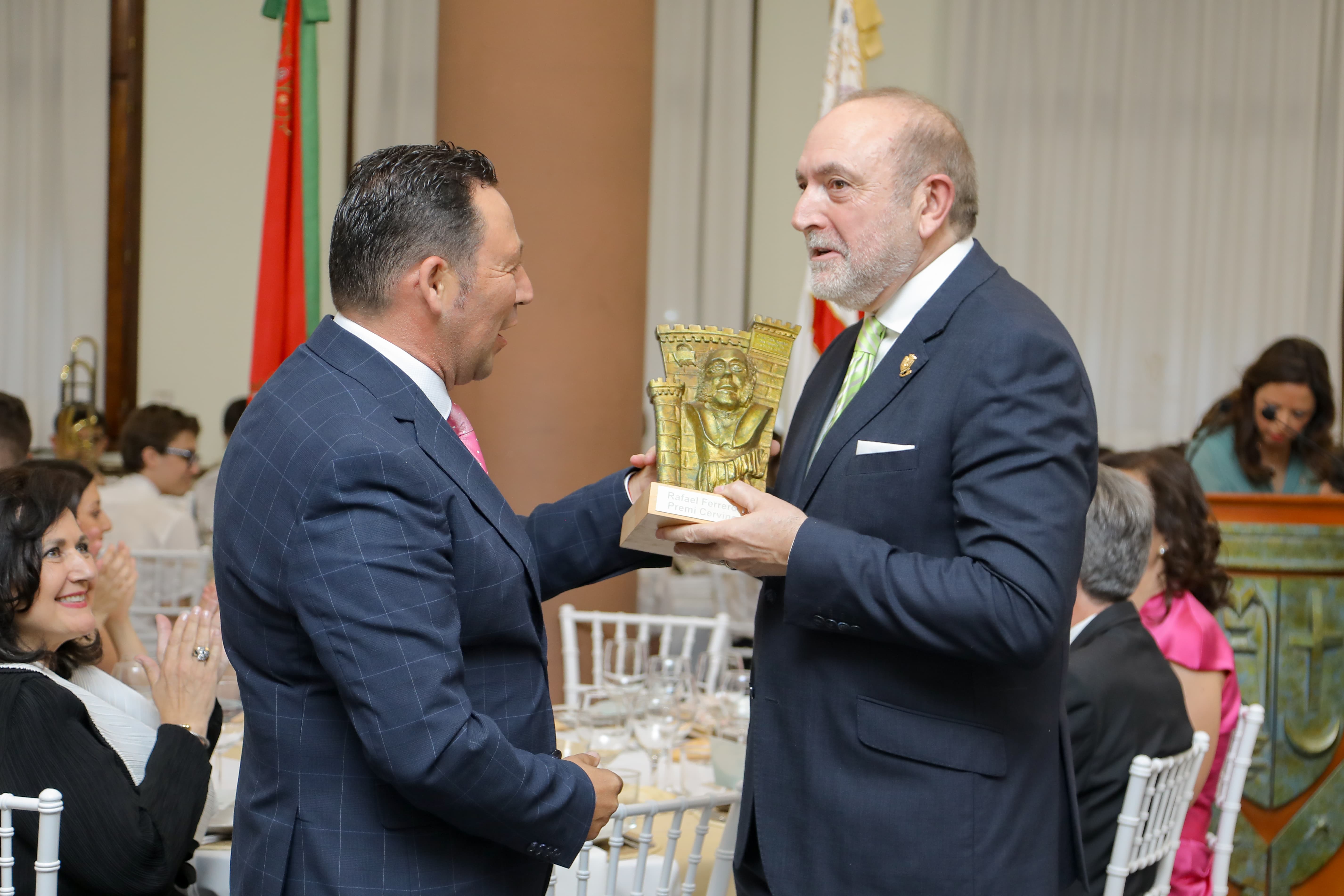 Ricardo Calabuig entrega el premi Cervino a Rafa Ferrero