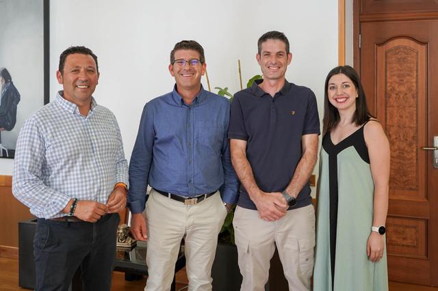 Dulk presenta al alcalde el cartel de los Moros y Cristianos de Ontinyent