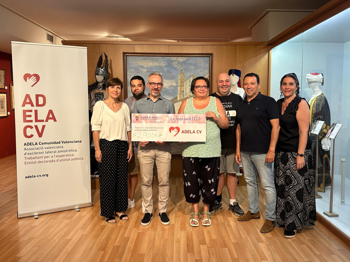 Momento de la entrega a ADELA CV