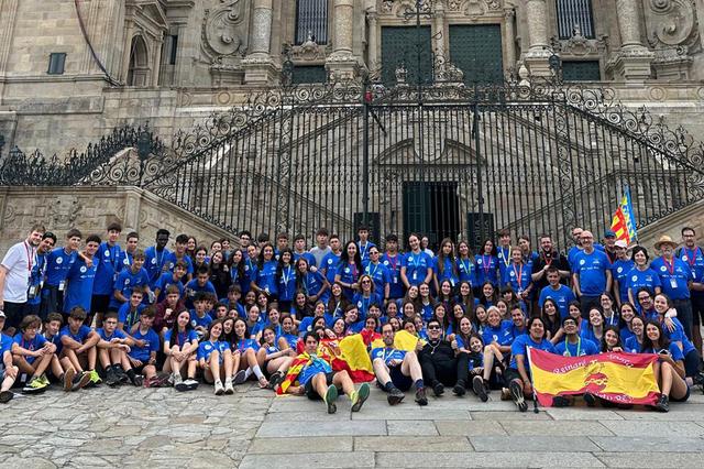 El grupo de jóvenes de la parroquia San José de Ontinyent llega a Santiago