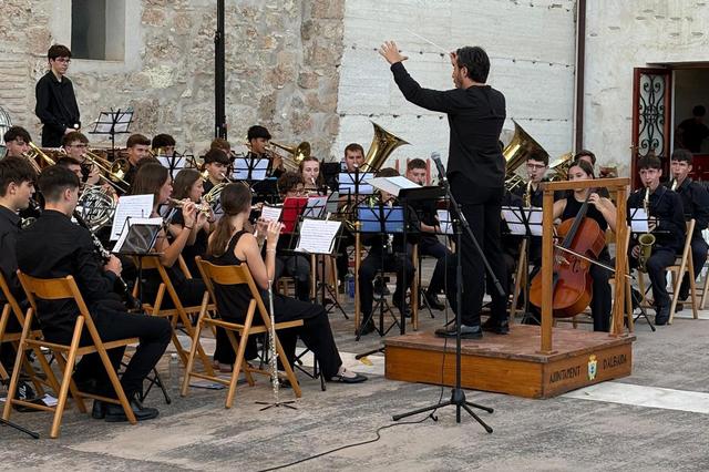 La banda joven comarcal inaugura el remodelado parque de la Vila