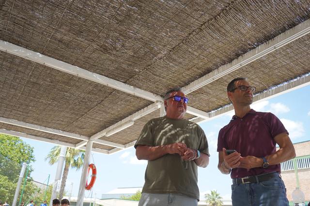 Ontinyent renueva la cubierta de la zona de sombra de la piscina 