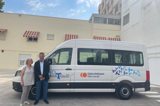 Fundació Caixa Ontinyent aporta un vehículo adaptado a la Residencia Sant Francesc 