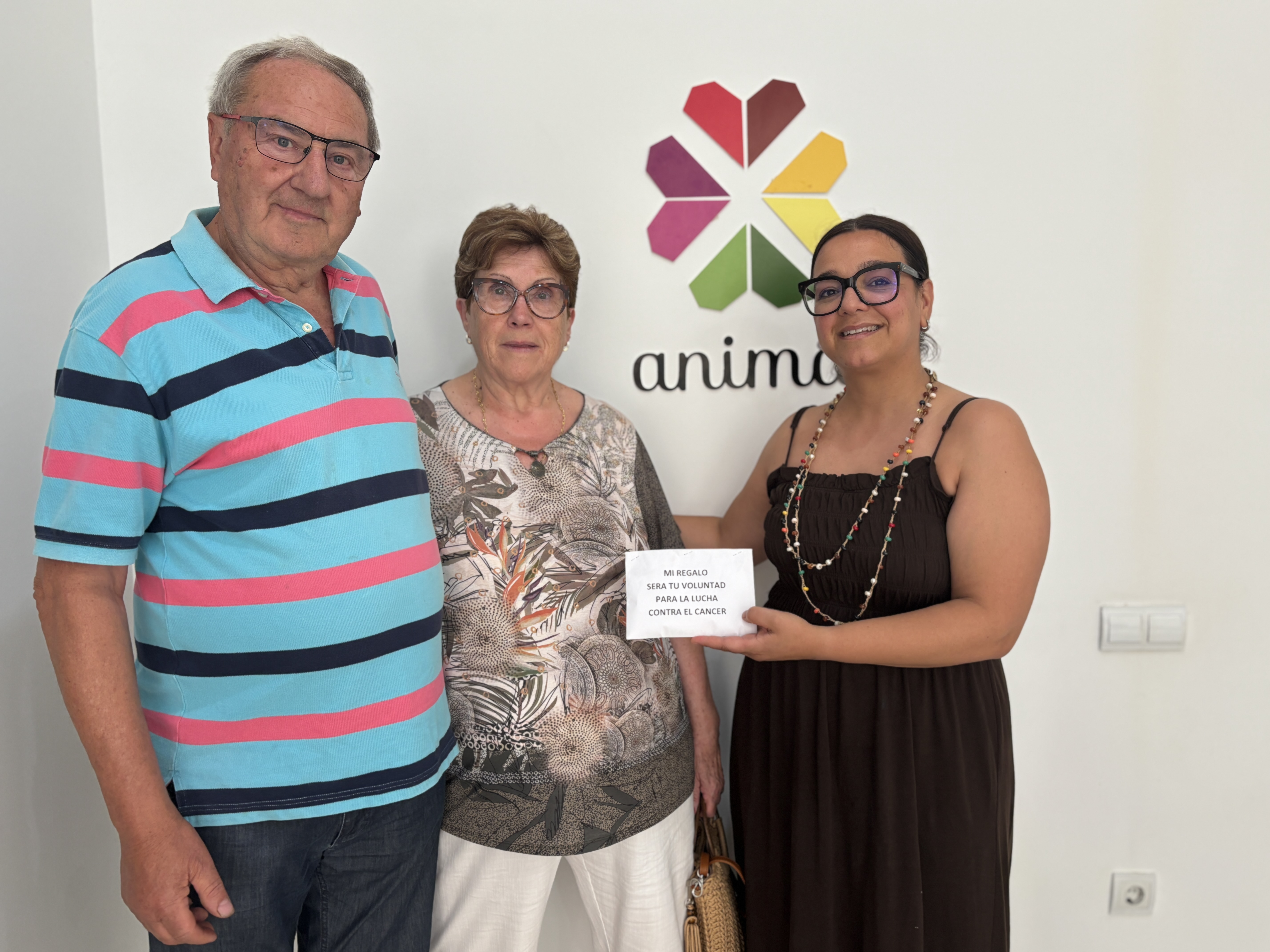 Moment de la donació dels diners recaptats per a ANIMA