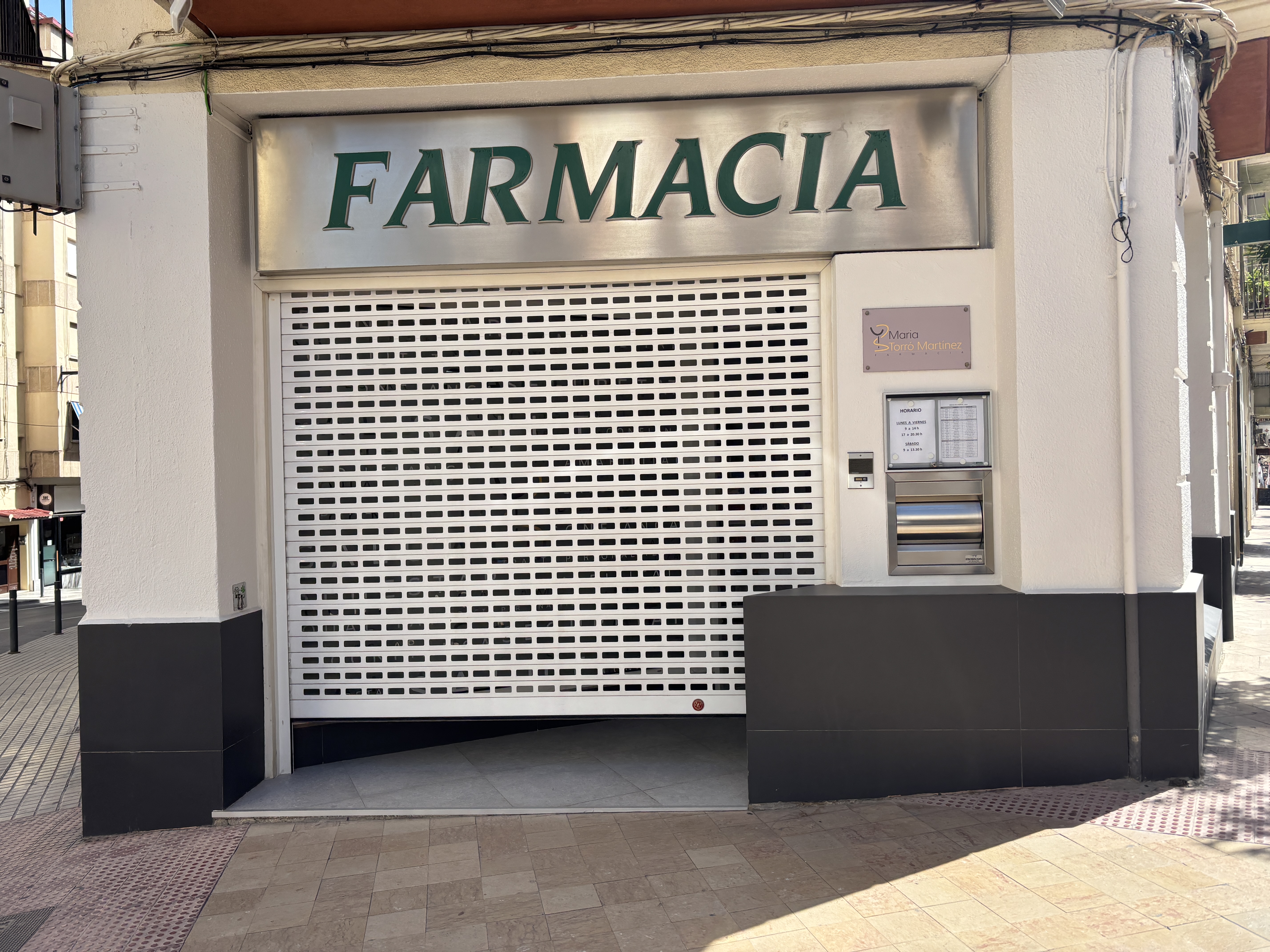 Tancament simbòlic en la Farmacia María Torró