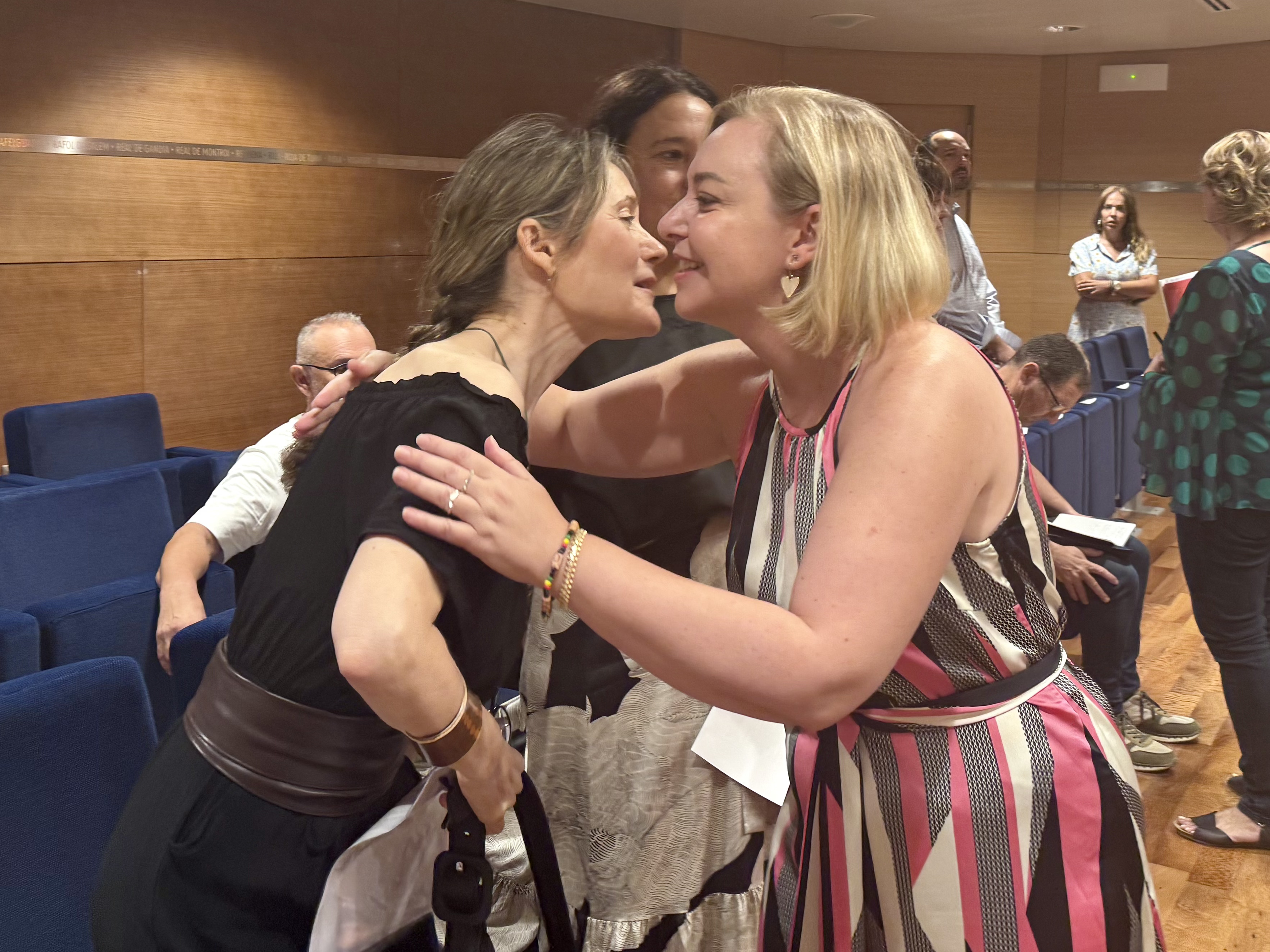 Natalia Enguix saluda a Rosa Alvárez
