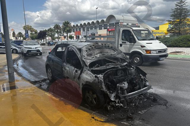 Arde un coche en el polígono industrial de Ontinyent