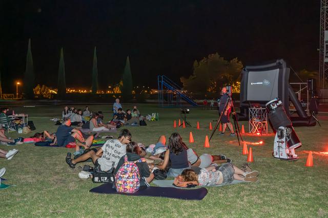 Más de medio centenar de personas participan en una noche de observación astronómica en Ontinyent