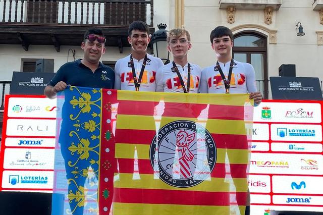 Mateo Ferrero, campeón de España de ciclismo adaptado como piloto 